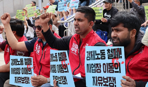 세계노동절(근로자의 날)을 앞두고 이주노동자 관련 단체가 노동권 보장을 촉구하며 집회를 열었다. 서울역에서 고용노동청까지 약 2.4km를 행진한 뒤 이주노동자의 차별 철폐를 촉구하는 얼음 깨기 퍼포먼스를 했다. /연합뉴스