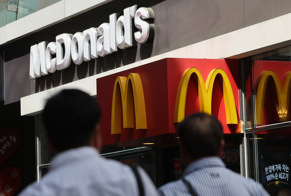 맥도날드는 다음 달 2일부터 16개 메뉴 가격을 평균 2.8% 올린다. /연합뉴스