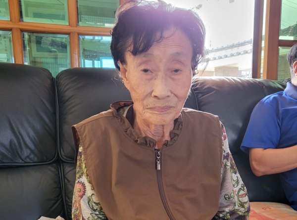 엄마는 마치 다른 세상 아주 먼 우주 어느 곳인가 엄마의 행성이 있는 듯했다. 공허한 눈빛으로 우리의 세상을 보며 ‘너희들은 지금이 나를 이해할 수 없지만 나는 내 세상이 따로 있단다'라고 하는 듯했다. /김일미