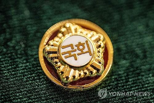 제22대 국회의원들이 착용할 국회의원 배지 /연합뉴스
