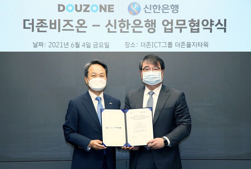 2021년 6월 4일 서울 중구 더존을지타워에서 진행된 업무협약식에서 당시 진옥동(왼쪽) 신한은행장과 김용우 더존비즈온 회장이 기념촬영을 하고 있다. /신한은행