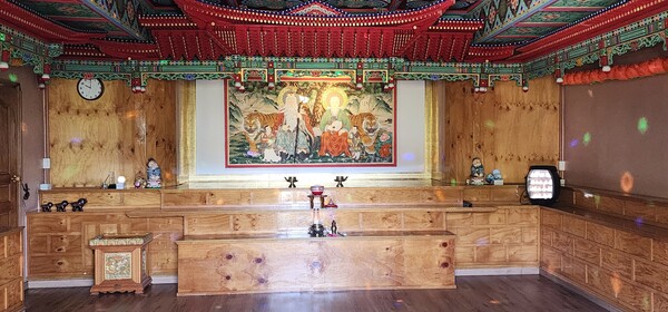 명경사 터에 자리한 자연치유센터 빛채움의 메인 공간엔 불상 대신 신선그림이 놓여 있다. 스위치를 켜니 사이키 조명이 들어왔다. /김현우 기자