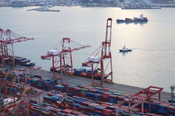 부산항에 적재된 컨테이너 /류빈 기자