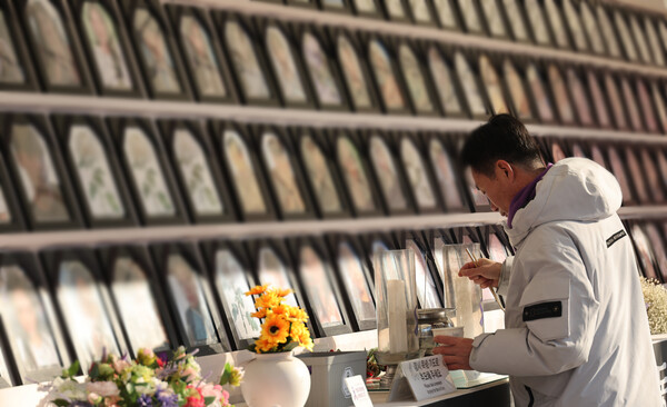 지난달 29일 서울 시청 앞에 마련된 이태원 참사 희생자 합동 분향소에서 유가족이 분향하고 있다. /연합뉴스