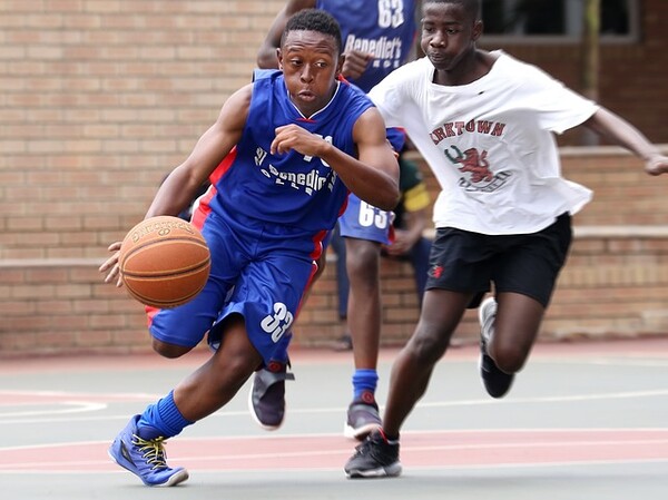 초등학교 때 친구들과 같이 한 농구는 힘들었지만 즐거웠다. 10분 정도 뛰면 온몸에서 땀이 줄줄 흘렀다. 내 키가 160cm 정도로 큰 것은 농구 덕분인 것 같다. /픽사베이