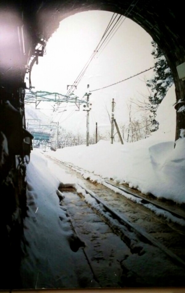 소설 설국에 등장하는 시미즈 터널, 설국관 전시 작품 /사진=설국관 소장