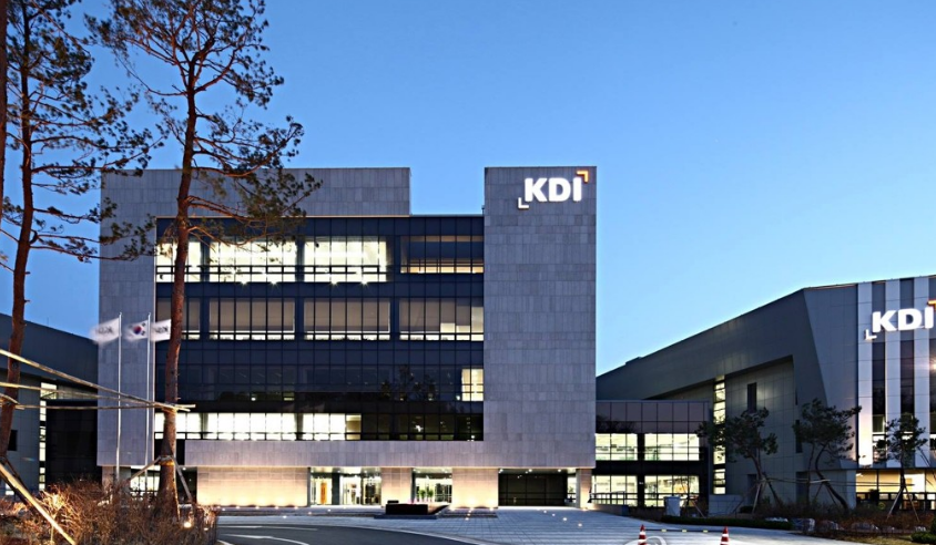 한국개발연구원(KDI)이 2024년에 내수 위축의 정도가 완화되지만 충분한 회복세를 보이기는 쉽지 않을 것이라고 진단했다. /연합뉴스