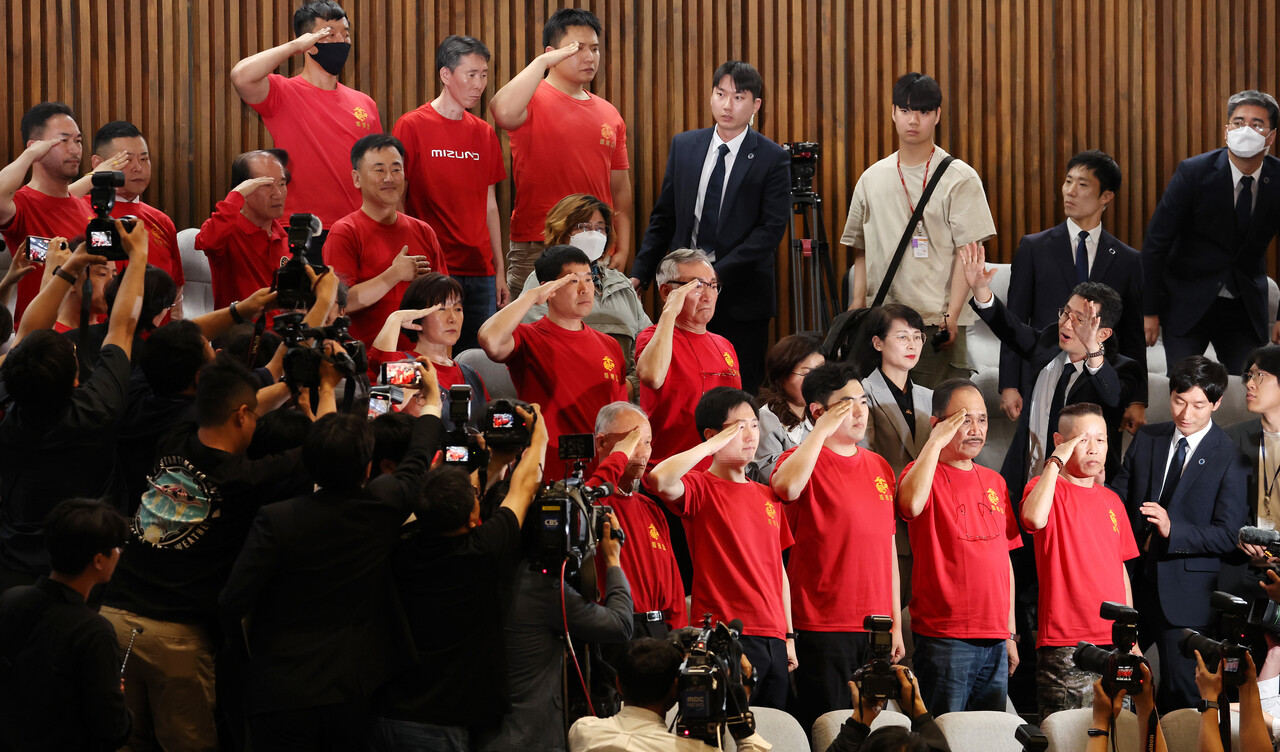 2일 서울 여의도 국회에서 열린 본회의에서 '해병대 채상병 사망사건 수사외압 의혹 특별검사법'이 통과되자 방청석에 있던 해병대 예비역 연대 회원들이 거수경례하고 있다. /연합뉴스