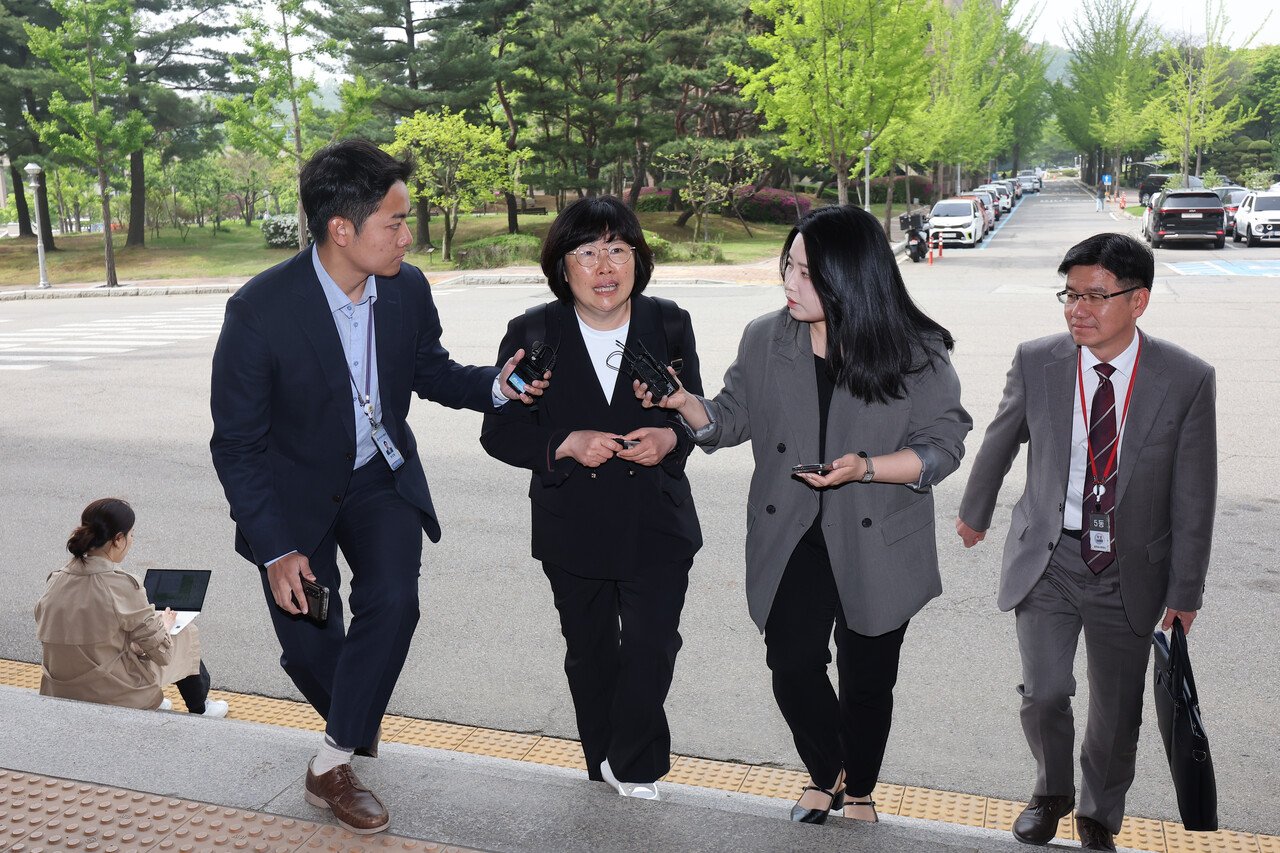 유재은 국방부 법무관리관이 지난달 26일 해병대 채모 상병 순직 사건 수사외압 의혹 관련 조사를 받기 위해 정부과천청사 고위공직자범죄수사처(공수처)로 들어가고 있다. /연합뉴스