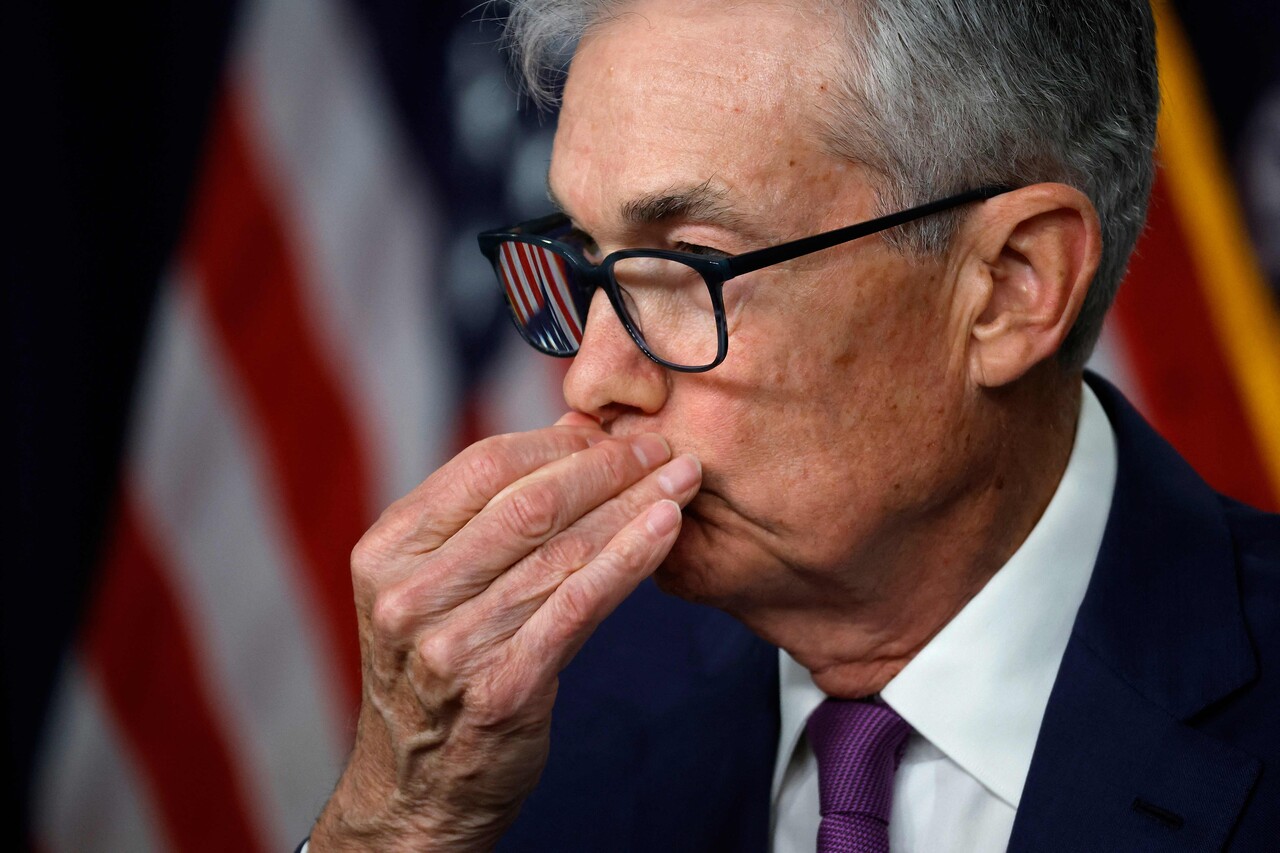 파월 연준 의장은 물가가 안정된다 싶으면 금리 인하 가능성을 활짝 열어 시장 참여자들을 열광하게 하면서 손수 물가 상승 압력을 넣었다가 그로 인해 물가가 상승하면 짐짓 엄한 표정으로 2% 물가 목표를 운운하며 금리 인하 가능성을 접는 식의 패턴을 반복하고 있다. /AFP=연합뉴스