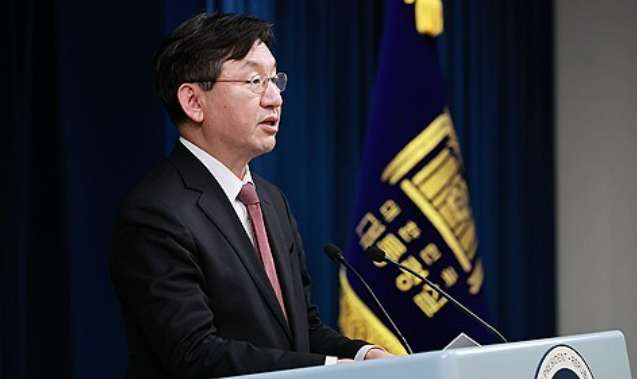 성태윤 대통령실 정책실장이 2일 서울 용산 대통령실 청사에서 경제 현안 브리핑을 하고 있다. /연합뉴스