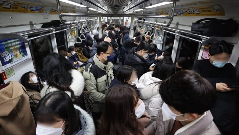 청각장애인은 지하철 음성 안내 이해와 전광판에 대한 접근성 부족으로 승하차에 어려움을 겪고 있다. 사진은 서울 지하철 5호선 내부 모습 /연합뉴스