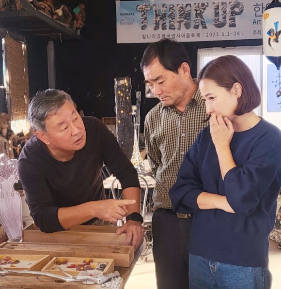 업사이클링 수업을 하고 있는 필자. 발룬티코노미스트가 봉사와 경제활동을 추구한다는 걸 보여주는 사례다. /사진=한익종