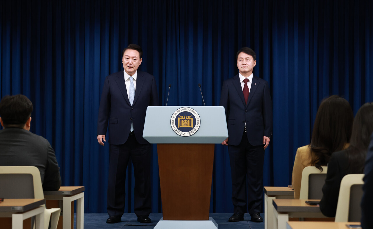 윤석열 대통령이 7일 서울 용산 대통령실 청사에서 신임 민정수석에 임명한 김주현 전 법무차관을 소개한 뒤 취재진의 질문에 답하고 있다. /연합뉴스