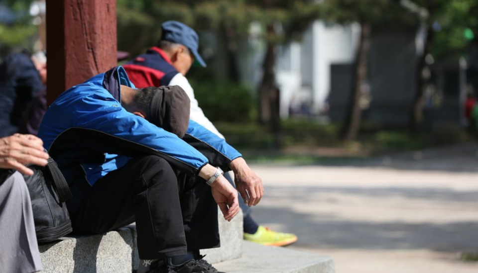 치매 공공후견사업은 혼자 사는 치매 노인의 기본적인 일상생활 영위를 보장하는 유용한 제도다. 하지만 실시‧활동하고 있는 지자체‧후견인은 부족한 것으로 나타났다. /연합뉴스