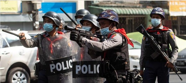 한국에서 한 번 더 일하기 위해 본국으로 돌아갔던 미얀마 국적 외국인 노동자가 민주화 운동을 도왔다는 이유로 징역 10년 형을 받았다. 2021년 군사정권 쿠데타가 발발한 이후 미얀마에서는 내전이 이어지고 있다. /연합뉴스=이리와디 홈페이지 캡처