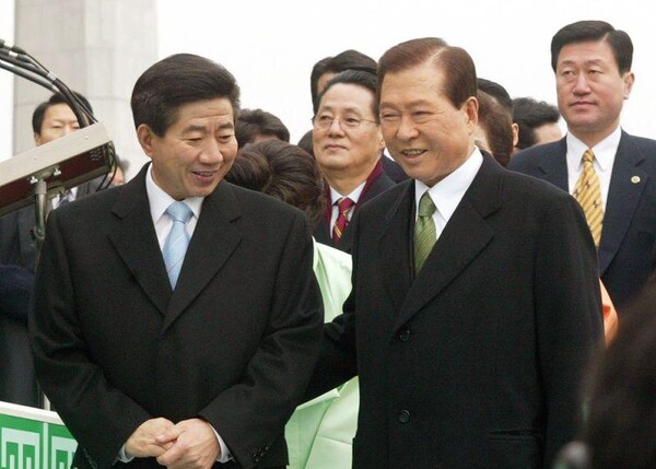 2003년 2월 25일 국회의사당 정원에서 진행된 제16대 대통령 취임식 후 김대중 전 대통령의 격려를 받으며 단상을 내려오는 노무현 대통령 /노무현 사료관