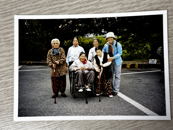 어르신들과 산책 전 벚나무 앞에서 /강명둘