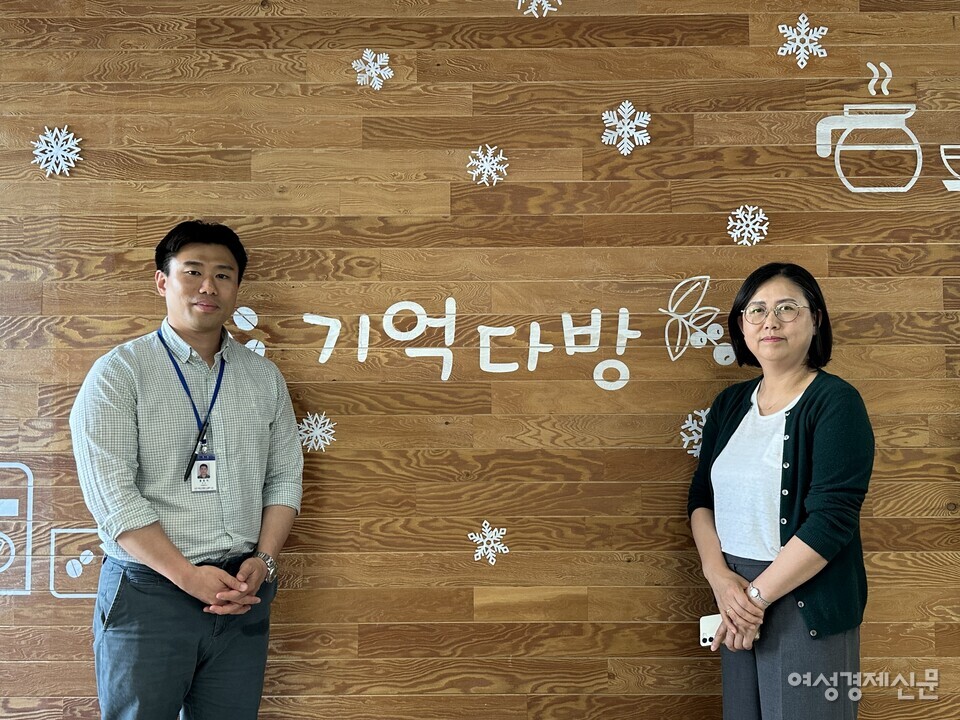 8일 여성경제신문이 신용숙 강동구 치매안심센터 부센터장과 홍종석 팀장을 만났다. 센터 1층에 있는 치매 카페 '기억다방'에서 신 부센터장과 홍 팀장이 기념 사진을 찍고 있다. /김정수 기자