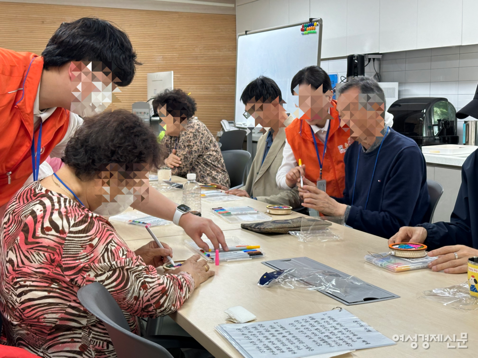 치매안심센터 2층에선 다양한 비약물 치료 프로그램이 진행된다. /김정수 기자