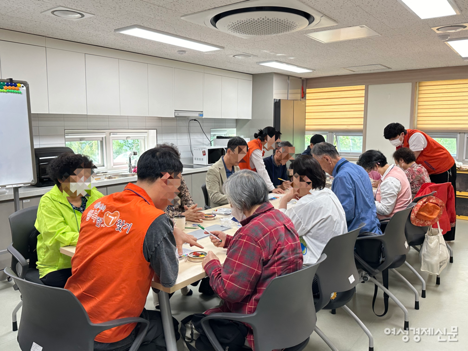치료 프로그램은 어르신들이 또래와 함께하면서 하나의 사회 활동이 되기도 한다. /김정수 기자
