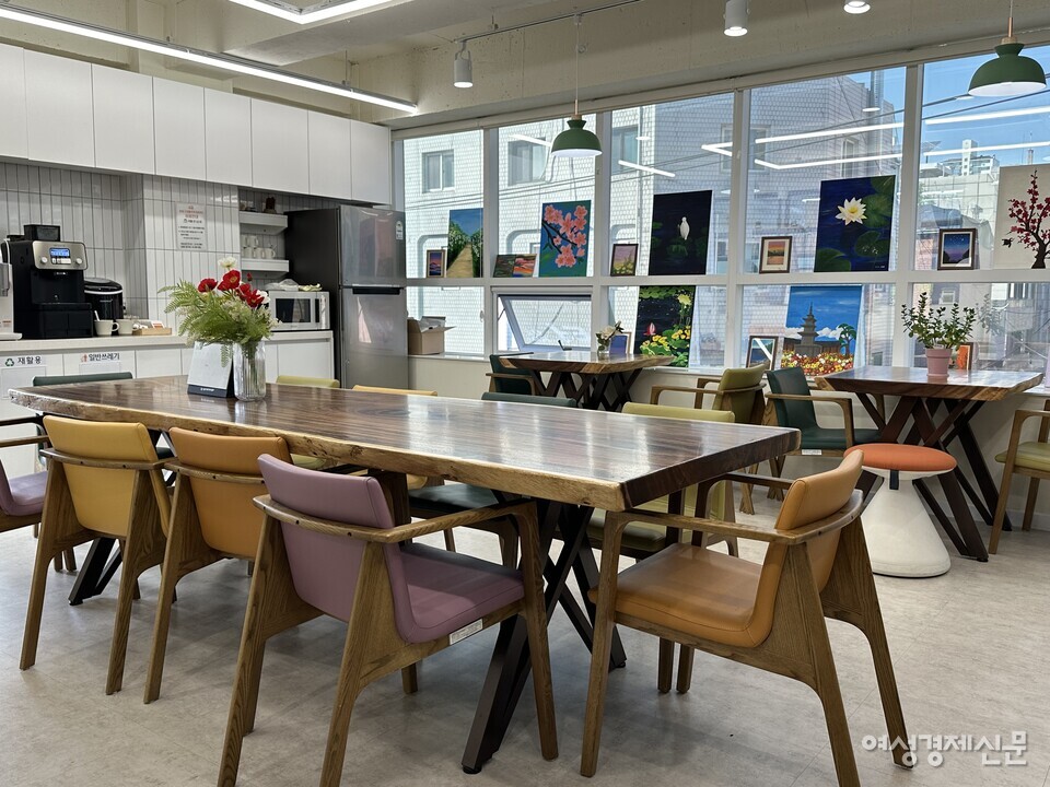 치매가족지원센터에 마련된 치매 가족들을 위한 '카페 온정'. 전시된 그림들은 가족들이 직접 그린 작품이다. /김정수 기자