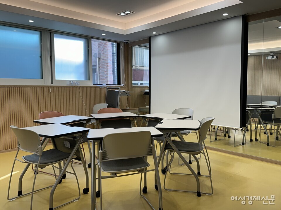 치매가족지원센터에서는 치매 가족을 위한 다양한 프로그램이 진행된다. /김정수 기자