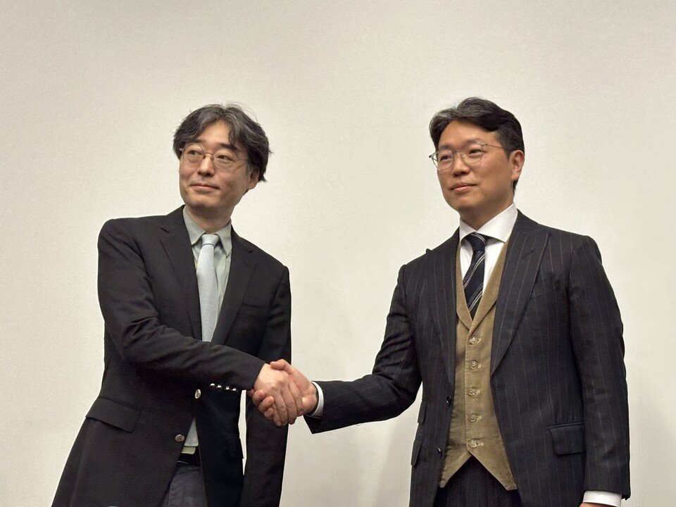 임종윤·종훈 한미사이언스 사내이사가 지난 3월 28일 경기 화성시 라비돌 호텔에서 열린 한미그룹 지주사 한미사이언스의 제51기 정기 주주총회가 끝난 후 기념사진을 촬영하고 있다. /연합뉴스