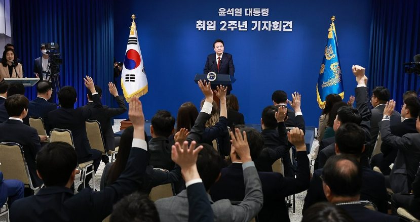 윤석열 대통령이 9일 오전 서울 용산 대통령실 청사 브리핑실에서 열린 '윤석열정부 2년 국민보고 및 기자회견'에서 취재진의 질문을 받고 있다. /연합뉴스