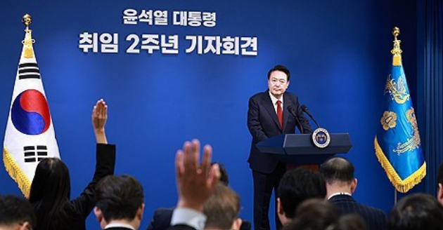 윤석열 대통령은 '윤석열정부 2년 국민보고 및 기자회견'에서 기존 입장을 고수하는 태도를 보였다. /연합뉴스