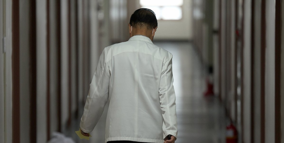 윤석열 대통령이 의대 정원 확대를 포함한 의료 개혁을 더는 미룰 수 없다고 밝힌 가운데 의료계는 의대 증원 절차를 멈추고 원점에서 논의를 다시 시작해야 한다고 밝혔다. /연합뉴스