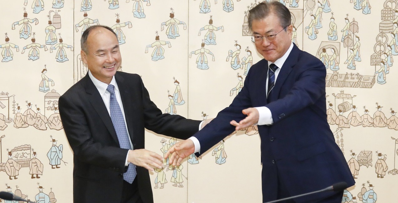 문재인 대통령이 지난 2019년 7월 4일 청와대에서 손정의 일본 소프트뱅크 그룹 회장을 만나 악수한 뒤 자리를 안내하고 있다. /연합뉴스