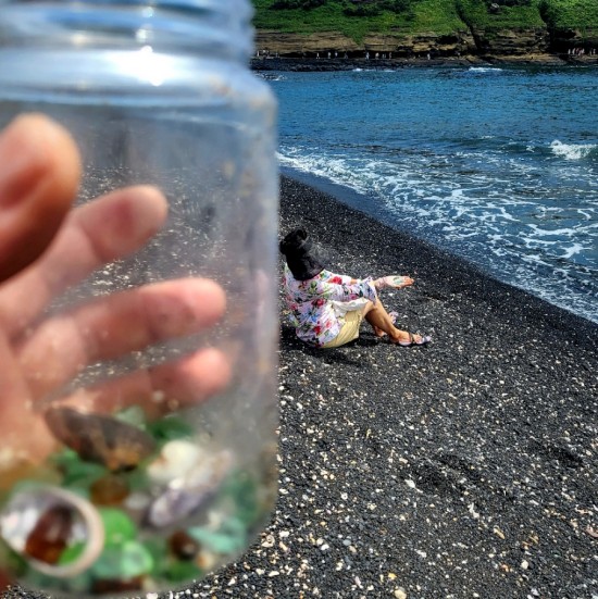 비치코밍 하는 아내를 찍어 봤다. /한익종