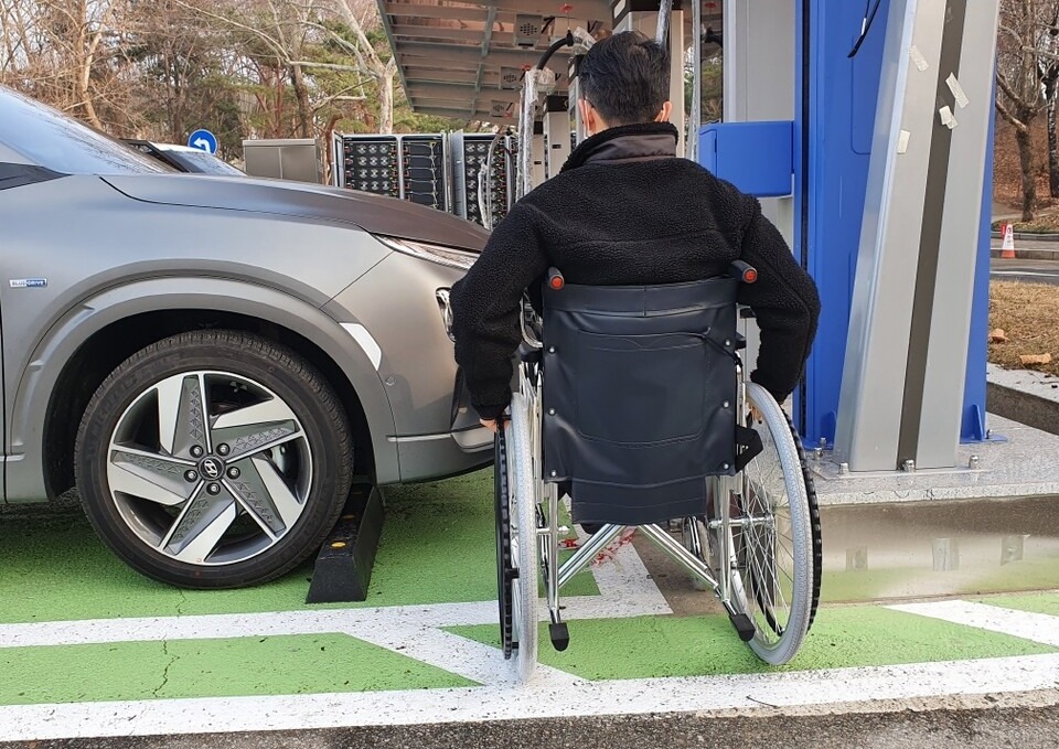 국내 전기차 충전소는 휠체어를 이용하는 운전자가 사용하는 데 어려움이 따른다. 주차 공간 폭이 좁아 휠체어 내릴 공간이 부족하거나 주차 방지 턱에 가로막혀 충전시설 접근이 어려운 것으로 나타났다. /연합뉴스