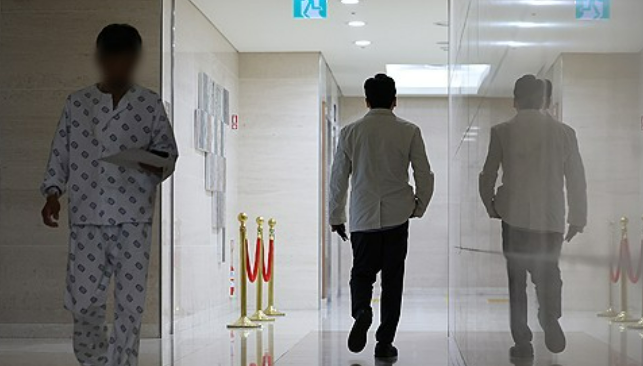 의대 정원 증원 논란이 계속되는 가운데 지난 9일 오전 서울 시내 한 대학병원에서 환자와 의료 관계자가 이동하고 있다. /연합뉴스