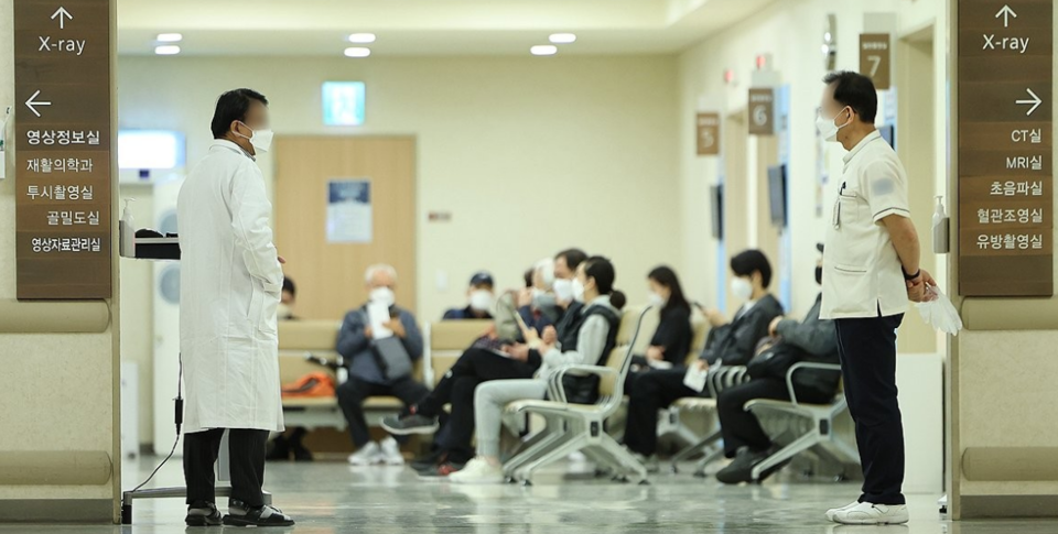 의정 갈등이 지속되고 있는 상황에서 지난 4월 3일 오전 서울 한 대형 병원에서 의료진이 서 있다. /연합뉴스