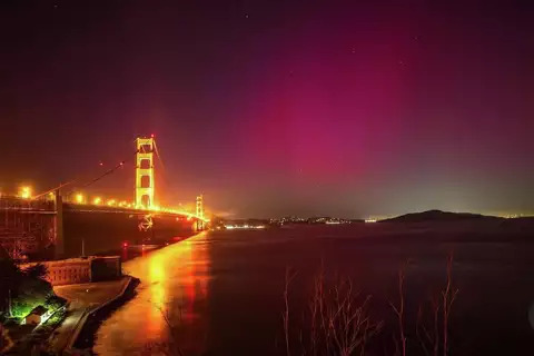 인스타그램 한 사용자가 올린 미국 캘리포니아주 골든게이트 해협의 오로라 전경 / flyhighdragon