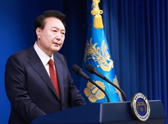 윤석열 대통령이 지난 9일 오전 서울 용산 대통령실 청사 브리핑실에서 '윤석열정부 2년 국민보고 및 기자회견'을 하고 있다. /연합뉴스