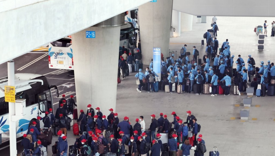 한국은 외국인에게도 최저임금을 보장하는 동시에 외국인 노동자를 확대하는 정책을 펼치고 있다. 사진은 인천공항을 통해 입국하는 E-9 비자 소지 외국인들 /연합뉴스