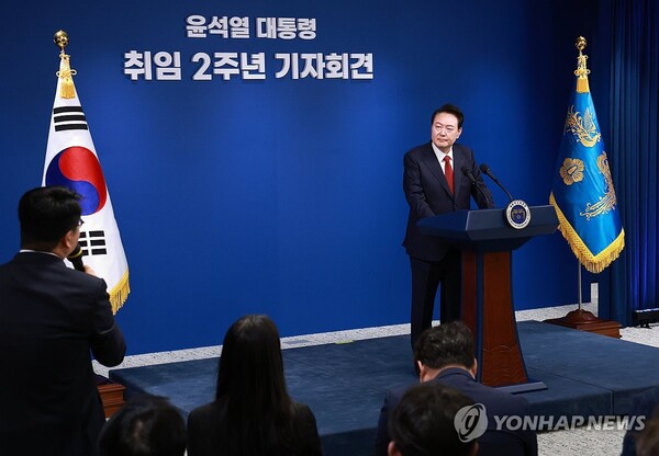 윤석열 대통령이 9일 오전 서울 용산 대통령실 청사 브리핑실에서 열린 '윤석열 정부 2년 국민보고 및 기자회견'에서 취재진의 질문을 듣고 있다. /연합뉴스