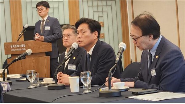 조승래 의원은 기조 강연을 통해 인터넷신문이 가진 우수성과 그에 반해 받아왔던 차별에 관해 언급하고 새로운 언론 포털 제휴 기구는 다양성을 존중해야 한다고 말했다. /한국인터넷신문협회