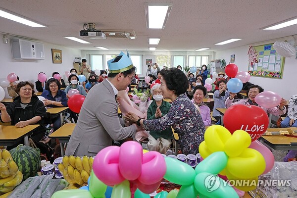 스승의 날에 감사를 전하는 교실 /연합뉴스