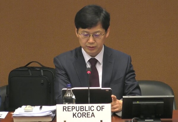 김기남 여성가족부 기획조정실장이 14일(현지시간) 유엔 제네바사무소에서 열린 유엔 여성차별철폐위원회(CEDAW) 심의 현장에서 한국 정부 대표단의 단장으로서 발언하고 있다. /연합뉴스