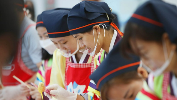 결혼이민자의 한국 거주 기간이 취업 수요 역시 증가했다. 이에 인천광역시는 결혼이민자를 대상으로 하는 맞춤형 직업 훈련 과정을 지원하겠다고 밝혔다. /연합뉴스