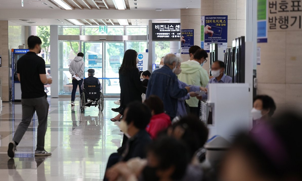 의대 증원 관련 의‧정 갈등이 지속되면서 전공의에 이어 의대 교수들도 집단 휴진하고 있다. 의료진 부족으로 환자들은 외래 진료 일정이 밀리거나 입원을 못 하는 등 극심한 피해를 보고 있다. /연합뉴스
