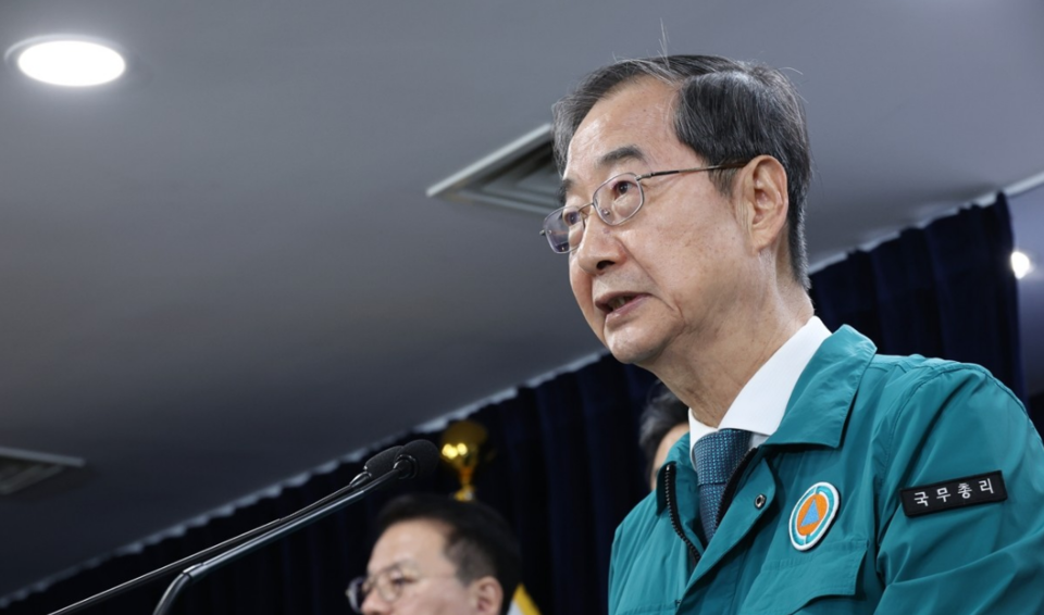 한덕수 국무총리와 관계 장관들이 지난달 19일 서울 종로구 정부서울청사에서 의과대학 증원관련 특별 브리핑을 하고 있다. /연합뉴스