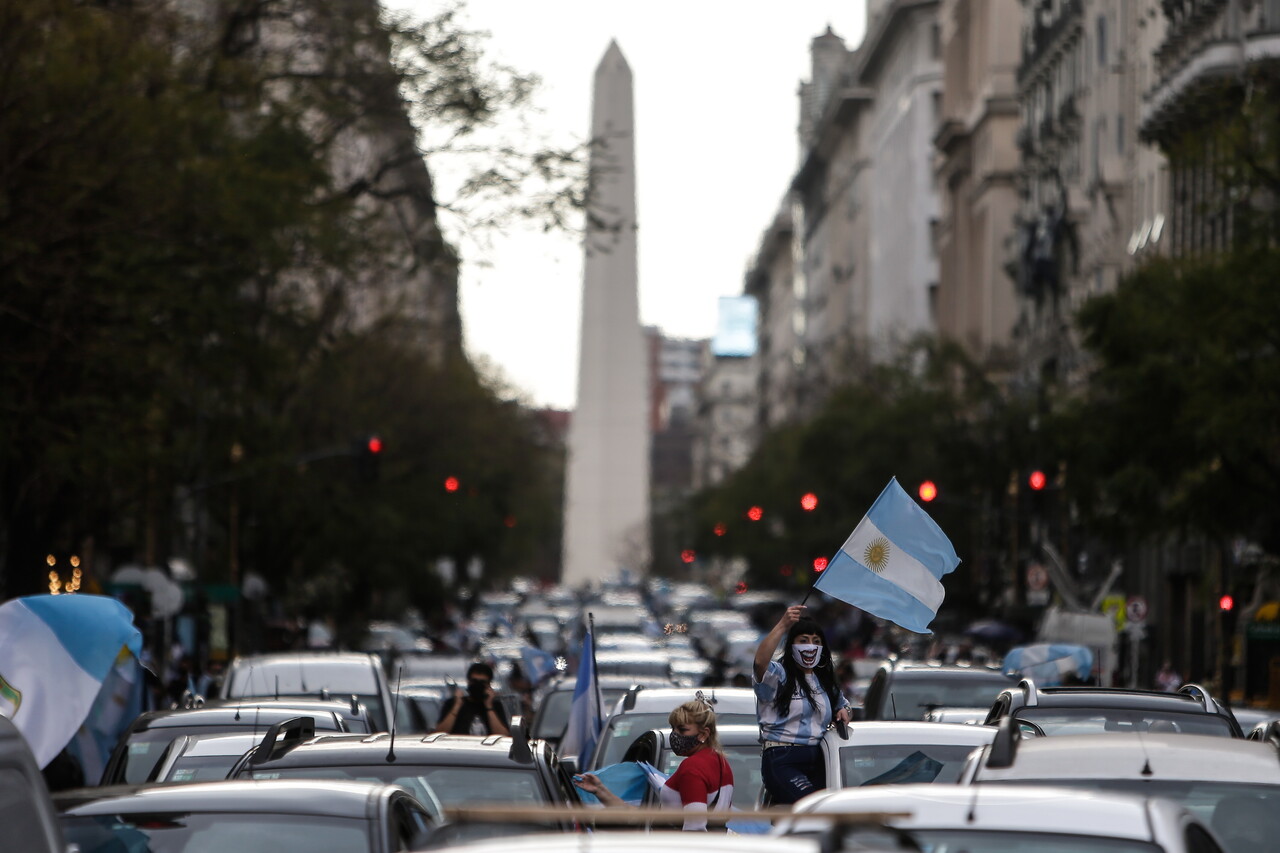 경제학자는 지원금 세례가 물가 상승 압력으로 작용한다는 데 동의한다. 전 세계가 인플레이션을 수습하는 단계에 있는데 한국만 또다시 코로나19 발발 당시 양적완화 시절로 다시 돌아가고 있다는 것이다. 아르헨티나의 포퓰리즘을 일컫는 페론주의를 상기시킨다. 사진은 2020년 10월 17일(현지 시각) 페론주의 등장 75주년을 기념하는 '충성의 날' 집회가 열린 가운데 참가자들이 알베르토 페르난데스 대통령 정부에 대한 지지를 표시하고 있다. 시위대는 '페론주의' 부활을 자축하고 있다. /EPA=연합뉴스