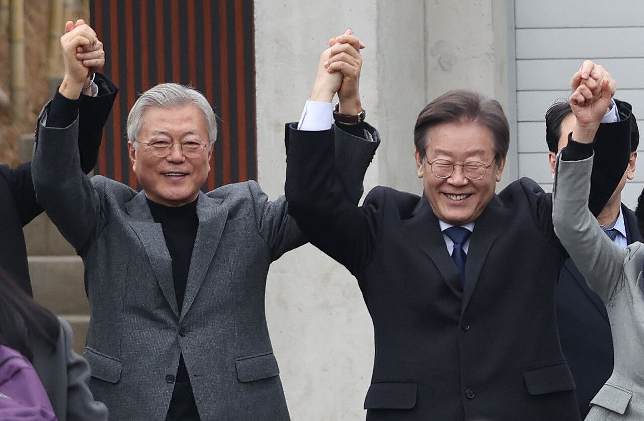 문재인 정부도 총 6번의 추경을 단행했고 지원금이라는 명분으로 총 78조8000억원 규모의 돈을 국민에게 안겼다. 한국과 미국뿐 아니라 전 세계가 돈을 풀어댔고 결국 고물가로 인한 고금리 정책을 쓸 수밖에 없었다. 문제는 모두가 물가를 조정하는 지금 한국의 정치권만 돈을 다시 풀려는 움직임을 보이고 있다는 점이다. 사진은 문재인 전 대통령(왼쪽)과 이재명 더불어민주당 대표. /연합뉴스