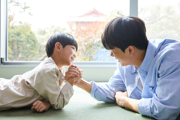 어느새 시간은 강물처럼 흘러 키도 덩치도 비슷해져 버린 아버지와 아들은 서로가 낯설다. /게티이미지뱅크