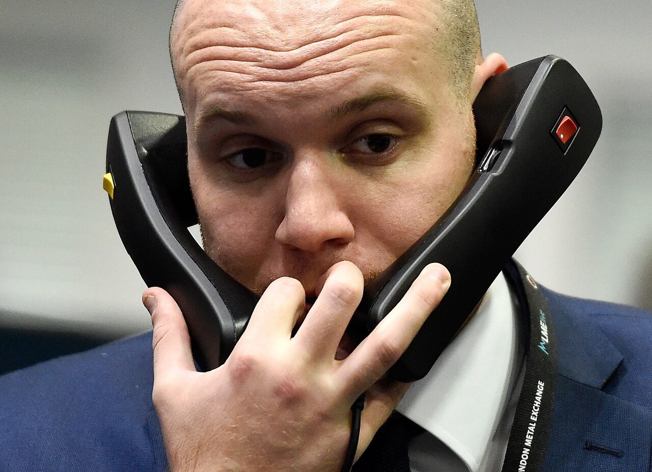 인공지능(AI) 산업 성장에 관련 빅 테크 기업이 호황을 구가하는 가운데 AI 기술을 구현하는 핵심 재료인 구리 몸값이 치솟고 있다.  수요는 더 많아지는데 반대로 공급량은 갈수록 떨어지면서 가격 상승 압력은 더 거세질 전망이다. 사진은 거래 중인 런던금속거래소 트레이더 /EPA=연합뉴스